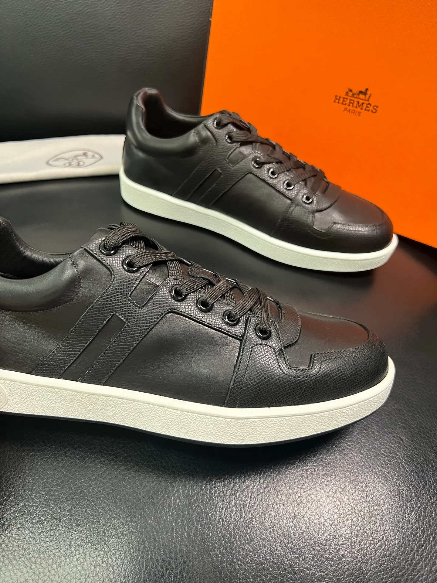 Men's shoes 💰700 Hermes Top Purchasing Agent Hermes counters are on sale at the same time with original factory configuration, original cowhide fabric imported from Italy, high-quality splicing technology, fully imported water-dyed cowhide lining, soles: original soles specially provided by the original factory are super comfortable, the original factory and single goods are of high quality, welcome to compare at the same time at the counter, code number 38-44 (customized 45 46) 85851